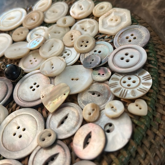 Buttons about 70 plus mother of pearl vintage buttons various sizes matching set - Picture 6 of 17